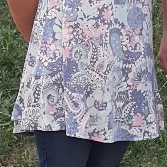LuLaRoe XS Simply Comfortable Perfect T - Picture 6 of 17